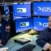 Pantalla del New York Stock Exchange mostrando caídas en los índices bursátiles durante jornada de tensiones entre EE.UU. e Irán