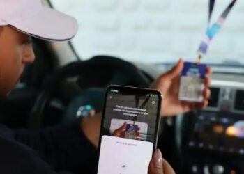 Conductor de inDrive en Santo Domingo recibiendo pago digital mediante código QR con la app Toke del Banco Popular Dominicano