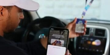 Conductor de inDrive en Santo Domingo recibiendo pago digital mediante código QR con la app Toke del Banco Popular Dominicano
