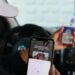 Conductor de inDrive en Santo Domingo recibiendo pago digital mediante código QR con la app Toke del Banco Popular Dominicano