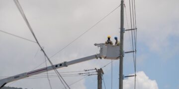 Trabajadores de ETED en labores de mantenimiento en una línea de transmisión eléctrica de alta tensión en República Dominicana