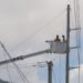 Trabajadores de ETED en labores de mantenimiento en una línea de transmisión eléctrica de alta tensión en República Dominicana