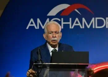 Luis Molina Achécar, presidente del Centro Financiero BHD, durante su ponencia en el almuerzo de la Cámara Americana de Comercio de RD