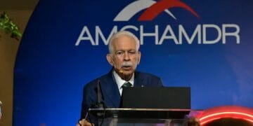 Luis Molina Achécar, presidente del Centro Financiero BHD, durante su ponencia en el almuerzo de la Cámara Americana de Comercio de RD