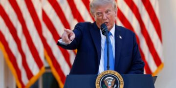 Donald Trump hablando con periodistas en Dallas sobre inteligencia artificial y la competencia con China