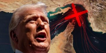 Donald Trump frente a un mapa del estrecho de Ormuz durante el conflicto militar entre Estados Unidos e Irán
