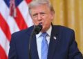 Donald Trump firmando documento en la Casa Blanca relacionado con la política antinarcóticos de Estados Unidos