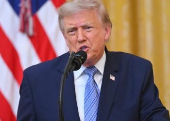 Donald Trump firmando documento en la Casa Blanca relacionado con la política antinarcóticos de Estados Unidos