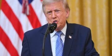 Donald Trump firmando documento en la Casa Blanca relacionado con la política antinarcóticos de Estados Unidos