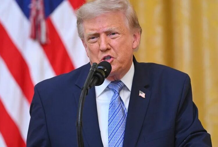 Donald Trump firmando documento en la Casa Blanca relacionado con la política antinarcóticos de Estados Unidos