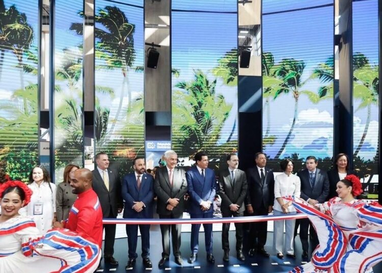 Delegación dominicana en la feria turística IFTM Top Resa en París con pabellón de República Dominicana