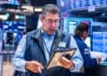 Pantalla de terminal financiera mostrando el alza de rendimientos de bonos del Tesoro estadounidense y gilts británicos