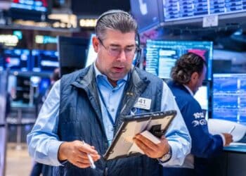 Pantalla de terminal financiera mostrando el alza de rendimientos de bonos del Tesoro estadounidense y gilts británicos