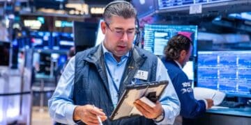 Pantalla de terminal financiera mostrando el alza de rendimientos de bonos del Tesoro estadounidense y gilts británicos