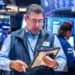 Pantalla de terminal financiera mostrando el alza de rendimientos de bonos del Tesoro estadounidense y gilts británicos