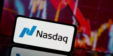Pantalla del Nasdaq con cifras en rojo durante la caída del mercado bursátil del jueves 10 de septiembre