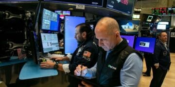 Pantalla del índice Nasdaq en la Bolsa de Nueva York mostrando números rojos el 28 de septiembre de 2026