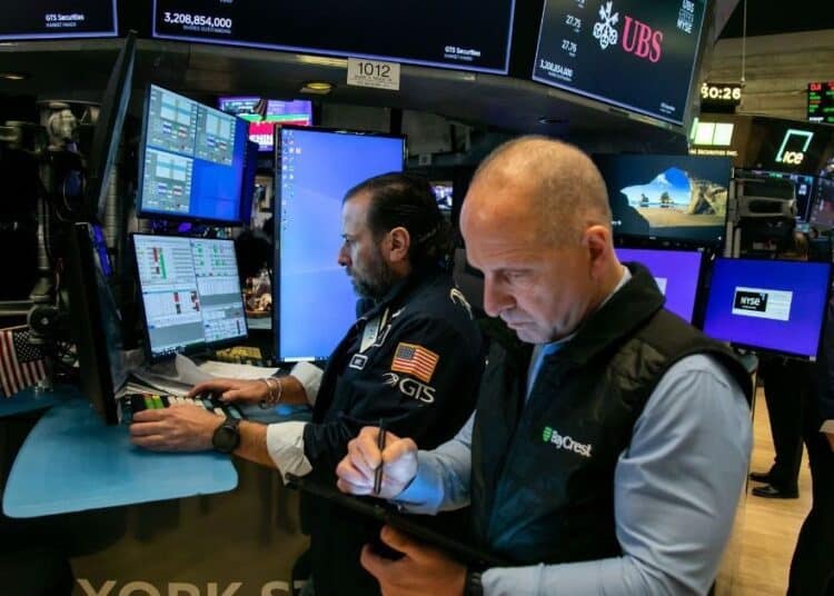 Pantalla del índice Nasdaq en la Bolsa de Nueva York mostrando números rojos el 28 de septiembre de 2026