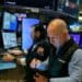 Pantalla del índice Nasdaq en la Bolsa de Nueva York mostrando números rojos el 28 de septiembre de 2026