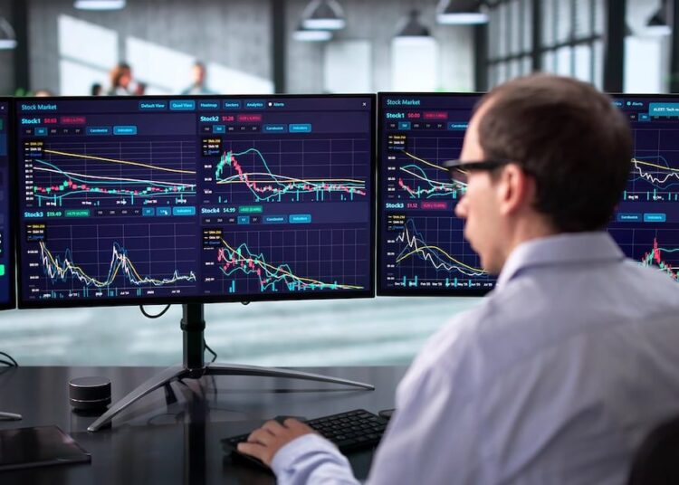 Pantalla del Nasdaq mostrando caídas en Wall Street mientras el precio del petróleo sube por tensión en Medio Oriente