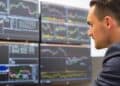 Pantalla electrónica en Wall Street mostrando caídas en los índices bursátiles el 23 de septiembre de 2026