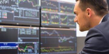 Pantalla electrónica en Wall Street mostrando caídas en los índices bursátiles el 23 de septiembre de 2026