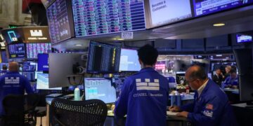 Pantalla con cotizaciones en rojo en la Bolsa de Nueva York durante la sesión del 15 de septiembre de 2026