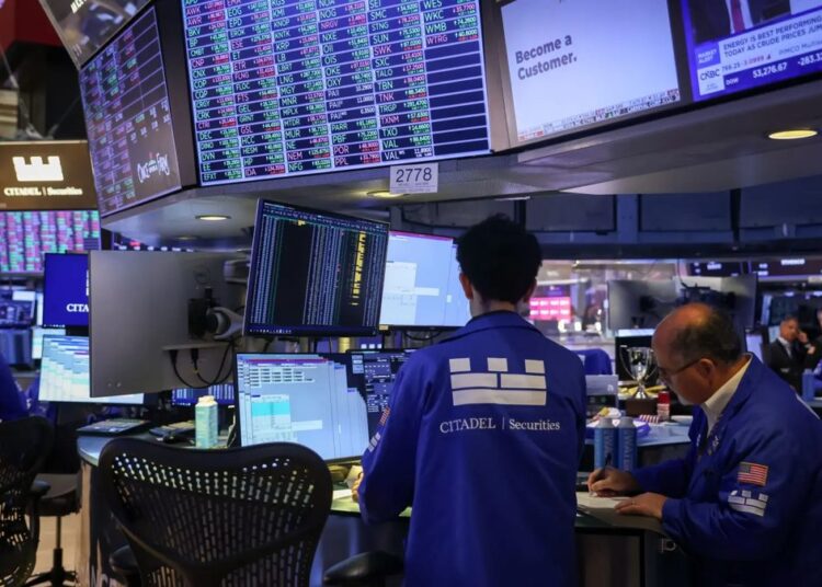 Pantalla con cotizaciones en rojo en la Bolsa de Nueva York durante la sesión del 15 de septiembre de 2026