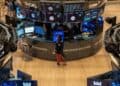 Pantalla del Nasdaq mostrando cifras en verde y rojo durante la sesión bursátil del viernes 19 de septiembre de 2026