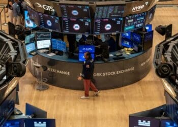 Pantalla del Nasdaq mostrando cifras en verde y rojo durante la sesión bursátil del viernes 19 de septiembre de 2026