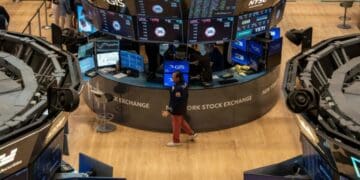 Pantalla del Nasdaq mostrando cifras en verde y rojo durante la sesión bursátil del viernes 19 de septiembre de 2026
