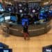 Pantalla del Nasdaq mostrando cifras en verde y rojo durante la sesión bursátil del viernes 19 de septiembre de 2026