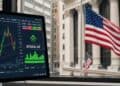 Pantalla del Nasdaq en Times Square mostrando ganancias bursátiles el 17 de septiembre de 2026