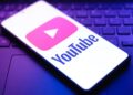Pantalla de smartphone mostrando la nueva función de mensajes directos de YouTube con un chat abierto