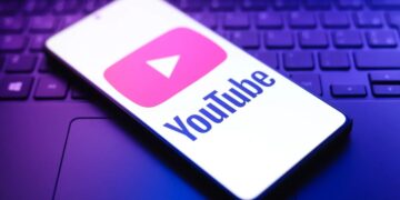 Pantalla de smartphone mostrando la nueva función de mensajes directos de YouTube con un chat abierto