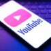 Pantalla de smartphone mostrando la nueva función de mensajes directos de YouTube con un chat abierto