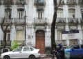 Familia mexicana en una vivienda de autoconstrucción revisando sus finanzas personales en la mesa