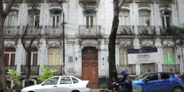 Familia mexicana en una vivienda de autoconstrucción revisando sus finanzas personales en la mesa