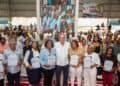 Presidente Luis Abinader entregando títulos de propiedad a familias de Villa Altagracia en Santo Domingo Este