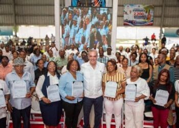 Presidente Luis Abinader entregando títulos de propiedad a familias de Villa Altagracia en Santo Domingo Este