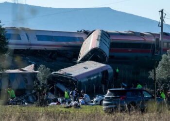 Vagones descarrilados del tren de alta velocidad AVE tras el accidente en Urda, Toledo, España