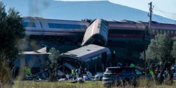 Vagones descarrilados del tren de alta velocidad AVE tras el accidente en Urda, Toledo, España