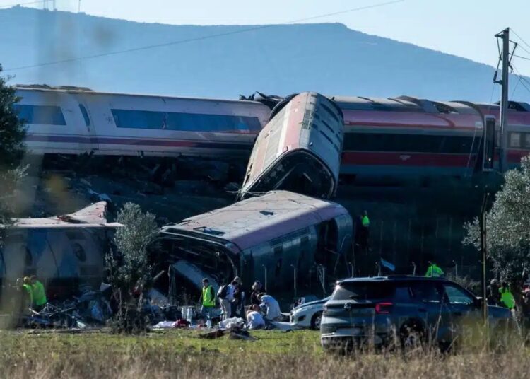 Vagones descarrilados del tren de alta velocidad AVE tras el accidente en Urda, Toledo, España
