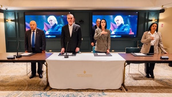 Presidente Luis Abinader junto a la primera dama Raquel Arbaje en reunión con dirigentes del PRM en Italia