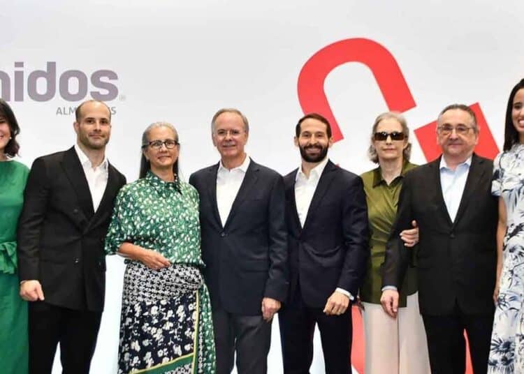 Corte de cinta en la inauguración de Unidos Luperón, cuarta sucursal de Almacenes Unidos en Santo Domingo
