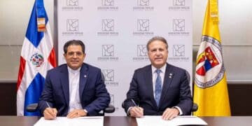 Representantes de APAP y la Pucmm en el lanzamiento del proyecto Colmado Inteligente para modernizar pequeños comercios dominicanos