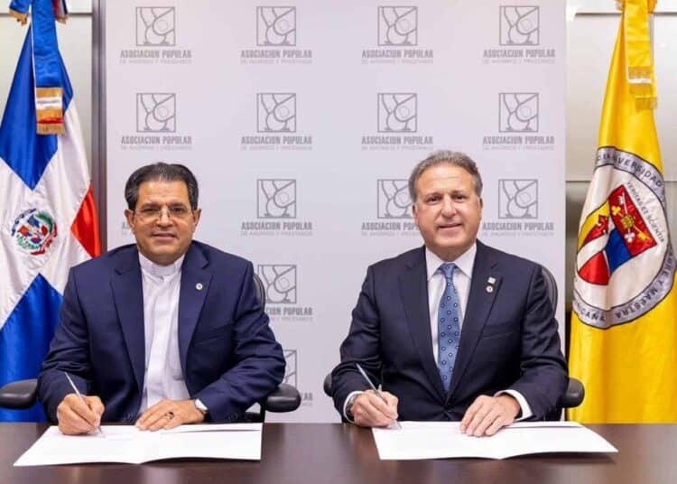 Representantes de APAP y la Pucmm en el lanzamiento del proyecto Colmado Inteligente para modernizar pequeños comercios dominicanos