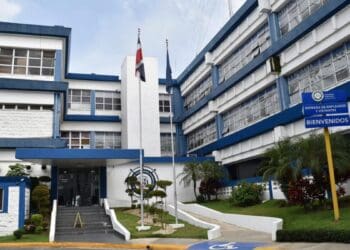 Buque de carga en el Puerto Río Haina con contenedores apilados en cubierta durante operaciones de descarga