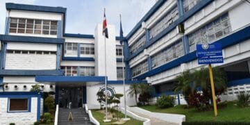 Buque de carga en el Puerto Río Haina con contenedores apilados en cubierta durante operaciones de descarga