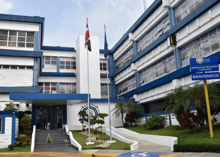Buque de carga en el Puerto Río Haina con contenedores apilados en cubierta durante operaciones de descarga